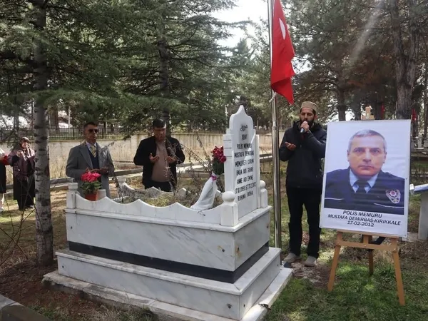 gorev-basinda-sehadete-yurudu-kahraman-polis-14-yilinda-dualarla-anildi-1771355649531.jpg