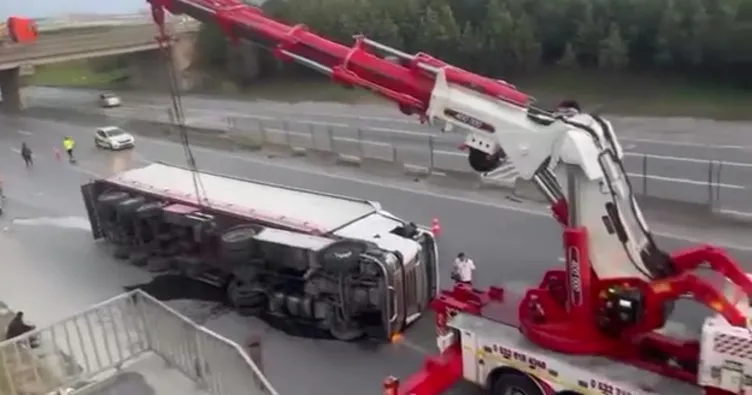 Kocaeli’de kontrolden çıkan TIR devrildi