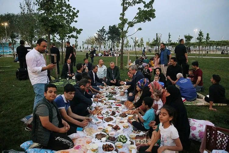 Başkan Erdoğan vatandaşlarla Zeytinburnu sahilde iftar yaptı