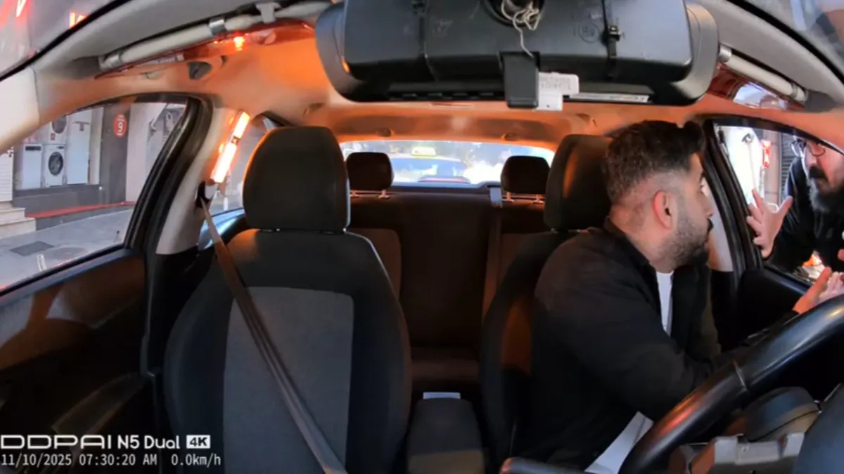 Kağıthane’de taksiciyle motosikletlinin ‘şerit’ kavgası: O anlar kameraya böyle yansıdı! Kağıthane’de taksiciyle motosikletlinin ‘şerit’ kavgası: O anlar kameraya böyle yansıdı!