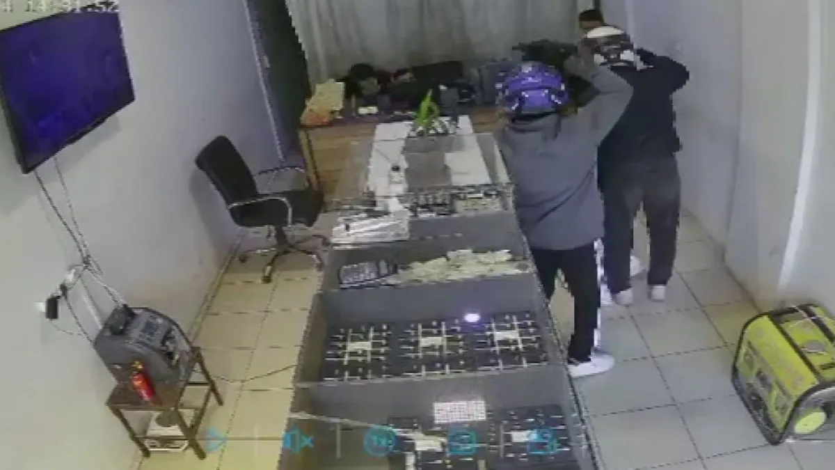 SON DAKİKA… 3 dakikada 22 milyonluk soygun! Kask ve silahlarla geldiler: O anlar kamerada! SON DAKİKA… 3 dakikada 22 milyonluk soygun! Kask ve silahlarla geldiler: O anlar kamerada!