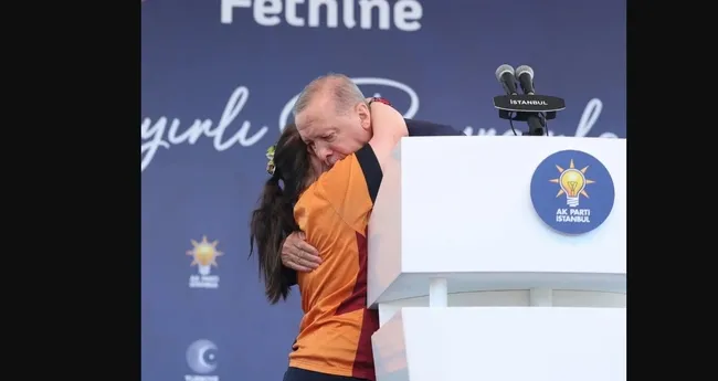 baskan-erdogana-sahnede-sevgi-seli-down-sendromlu-minik-hayrani-dakikalarca-sarildi-havvaya-trilyonlari-versen-1780302043578.jpg