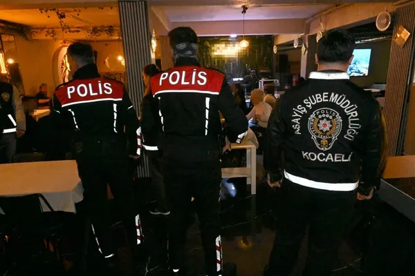 huzur-41-bilancosu-24-gozalti-6-arac-men-yuzlerce-trafik-cezasi-1777642752371.jpg