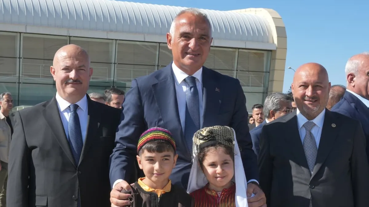 Bakan Ersoy Adıyaman’da: Depremde hasar gören cami, mescit ve türbe yeniden hayat buldu haber görseli