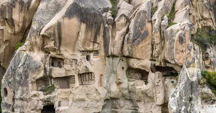 Kayalara oyup güvercinlere ev yaptılar! Asıl amaçları bambaşkaydı