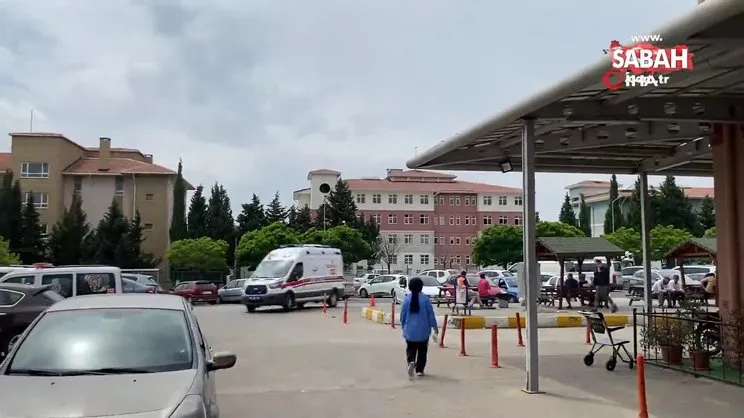Geri manevra yapan otomobil öğrencilere çarptı: 2 yaralı | Video
