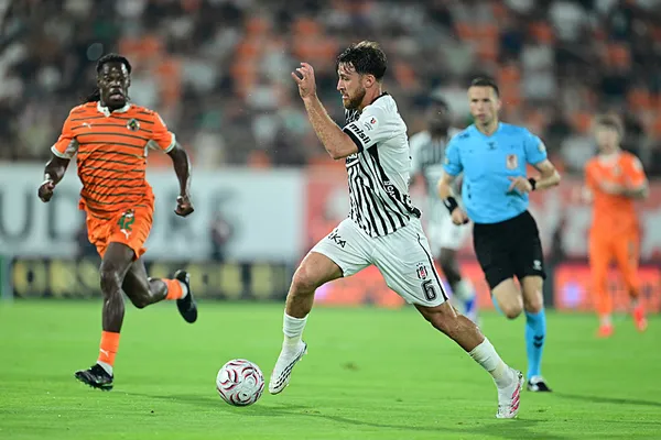 canli-super-ligde-alanyaspor-besiktas-maci-ilk-yari-oynaniyor-1787512340447.jpeg