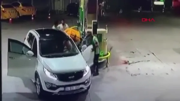 İstanbul Fatih'te otomobilin yakıt alan motokuryeyi adeta biçtiği anlar kamerada