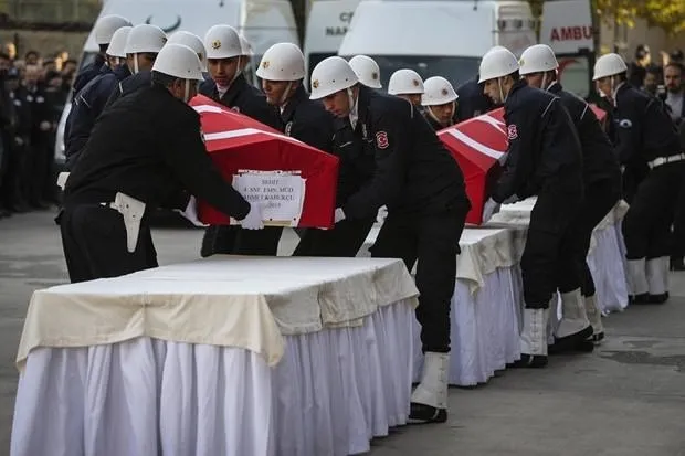 Diyarbakır’daki saldırıda şehit olan polisler için tören
