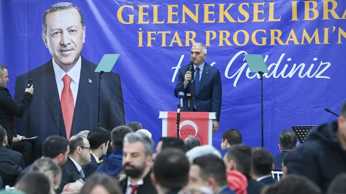 Kültür ve Turizm Bakanı Ersoy geleneksel hemşehrileriyle iftar sofrasında bir araya geldi Kültür ve Turizm Bakanı Ersoy geleneksel hemşehrileriyle iftar sofrasında bir araya geldi