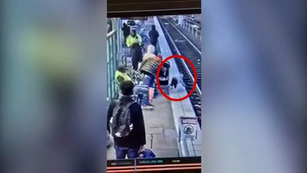 3 yaşındaki çocuğu herkesin gözü önünde tren raylarına attı! Korkunç anlar kamerada | Video