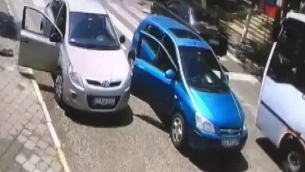Sürücünün manevrası küçük kızın araç altında kalmasını önledi