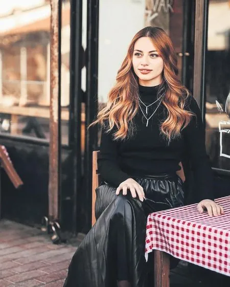 Güzel oyuncu AK Parti’den milletvekili adayı oldu: Gençlere güvenen liderle yola devam!