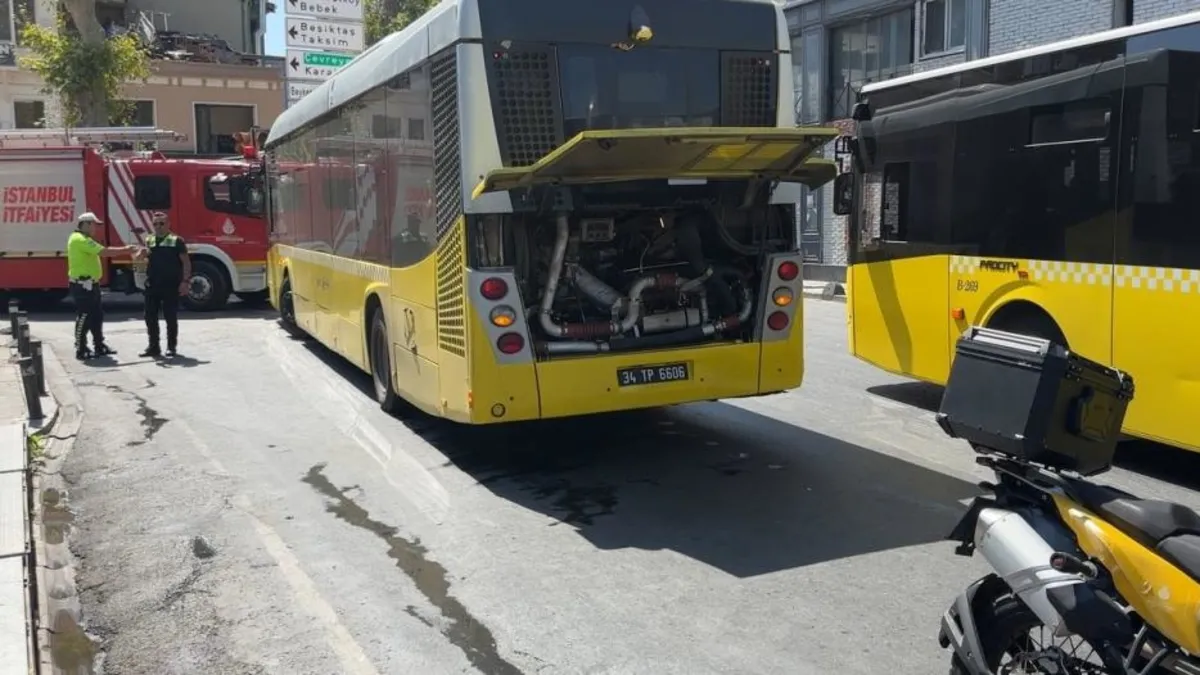 Beşiktaş’ta İETT otobüsünün motor kısmından dumanlar yükseldi: Yolcular tahliye edildi Beşiktaş’ta İETT otobüsünün motor kısmından dumanlar yükseldi: Yolcular tahliye edildi