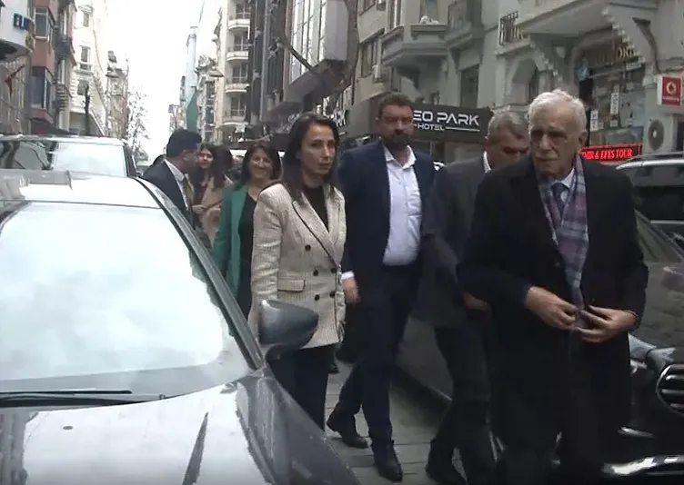 SON DAKİKA! İmralı görüşmesinden ilk fotoğraf geldi! İşte teröristbaşı Öcalan ve DEM Parti heyeti