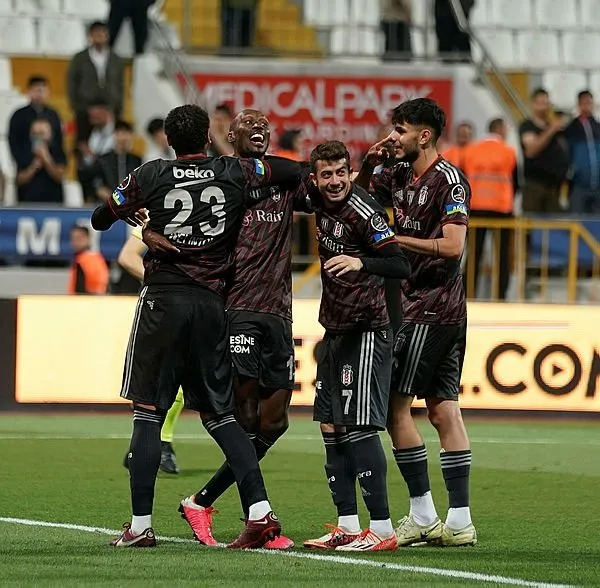 Son dakika haberi: Beşiktaş’ta Cenk Tosun’dan Atiba Hutchinson’a unutulmaz jest! O andan sonra gözyaşlarını tutamadı...