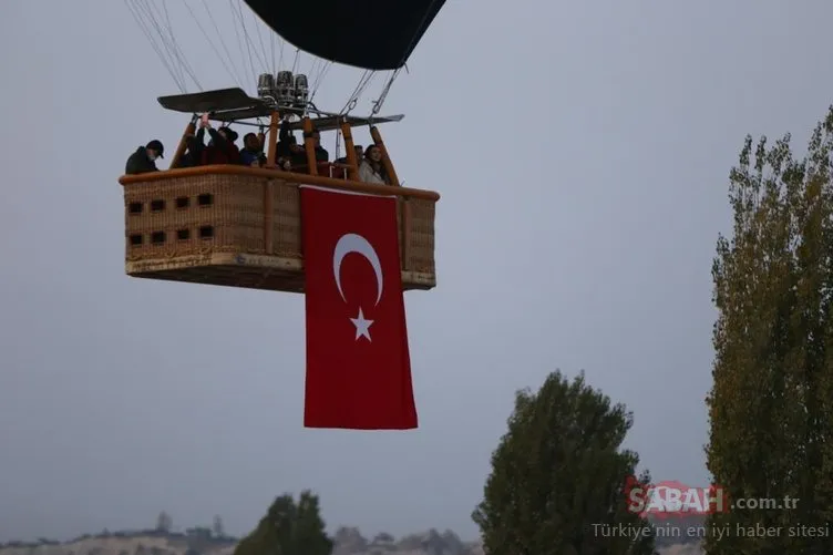 Kapadokya’da gökyüzü Türk bayraklarıyla renklendi