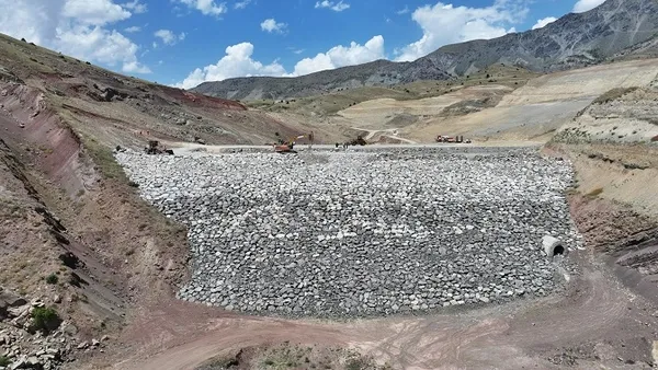 kemah-karadag-barajinda-insaat-calismalari-devam-ediyor-1787146266905.jpg