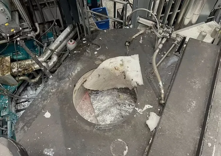 Erimiş alüminyum fırınına düşen işçi şoke etti! 720 derecede yaşam mücadelesi verdi