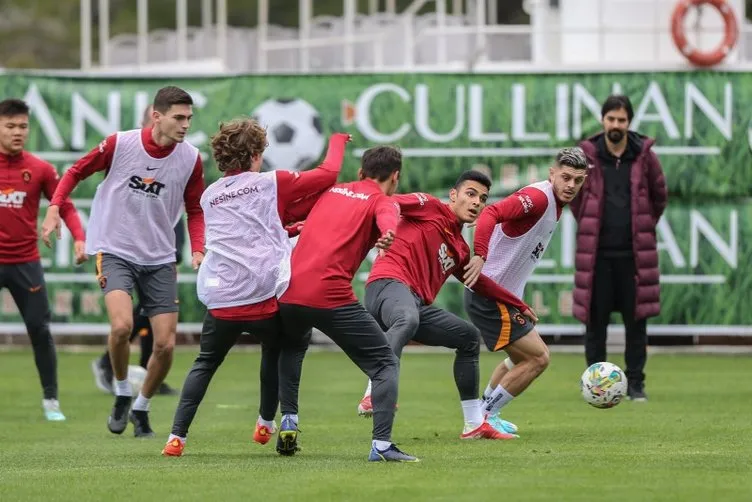 Son dakika Galatasaray haberleri: Okan Buruk hazırlık maçında hakeme isyan etti! O pozisyon sonrası çılgına döndü...
