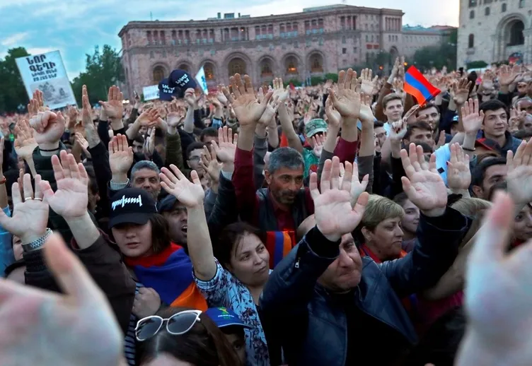 Ermenistan'da sular durulmuyor!