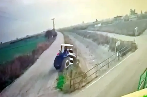 direksiyon-basinda-kalp-krizi-gecirip-traktorun-altinda-kaldi-1734166988189.jpg
