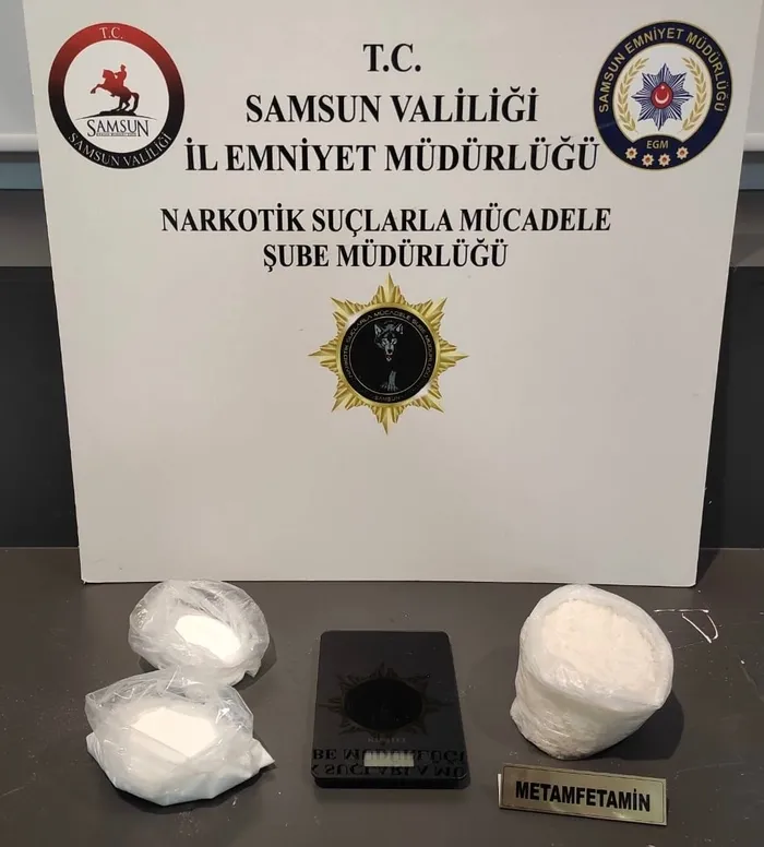samsunda-uyusturucu-operasyonu-1-kilo-700-gram-metamfetamin-ele-gecirildi-1761116771829.jpg