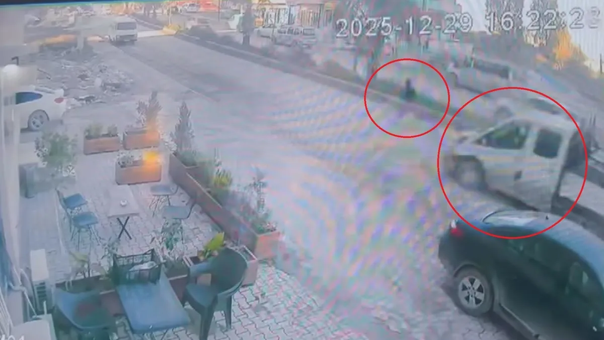 Koşarak karşıya geçen çocuk yürekleri ağza getirdi: Ölümden saniyelerle böyle kurtuldu! Koşarak karşıya geçen çocuk yürekleri ağza getirdi: Ölümden saniyelerle böyle kurtuldu!