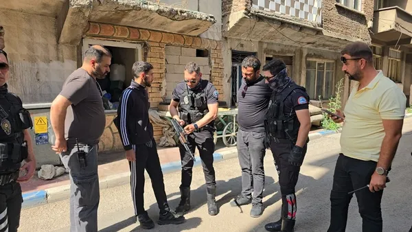 kar-maskeli-ve-silahli-sahis-alarmi-1786552881003.jpg