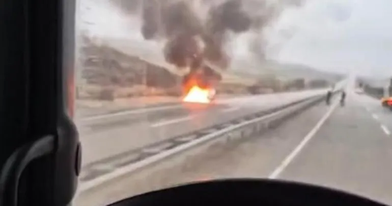 Ankara’da seyir halindeki araç alev aldı