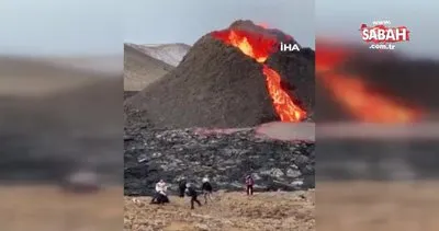 İzlanda’da patlayan volkanın önünde voleybol maçı