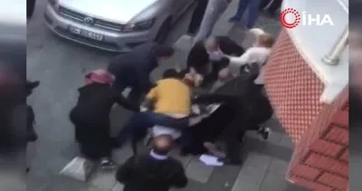 İstanbul’da ekmek sırasında birbirini döven kadınları acımasızca yumruklayan adam kamerada | Video