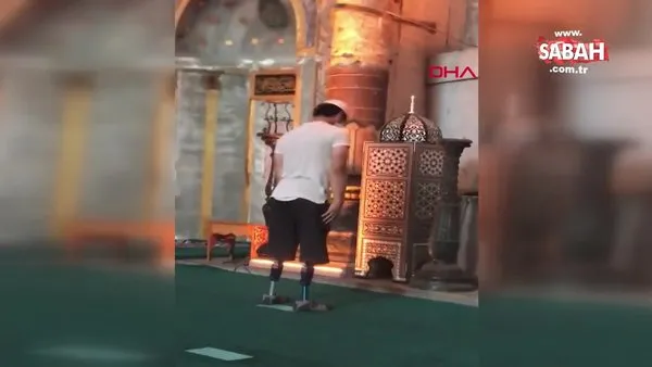 Ayasofya Camii'nde protez bacaklarıyla namaz kılan gencin görüntüsü sosyal medyada büyük ilgi gördü! | Video