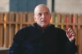 İkinci baharını yaşıyor! 64 yaşındaki ünlü mimar Murat Tabanlıoğlu yarı yaşındaki asistanı Tuba İnan ile evleniyor...