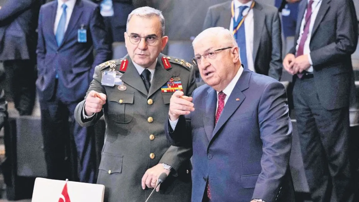 Milli Savunma Bakanı Yaşar Güler'in Brüksel'de NATO toplantısına katılımından bir kare.