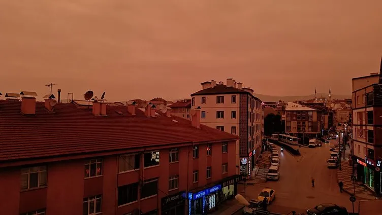 Gökyüzü kırmızıya büründü! Araçlar önce toz, ardından çamurla kaplandı