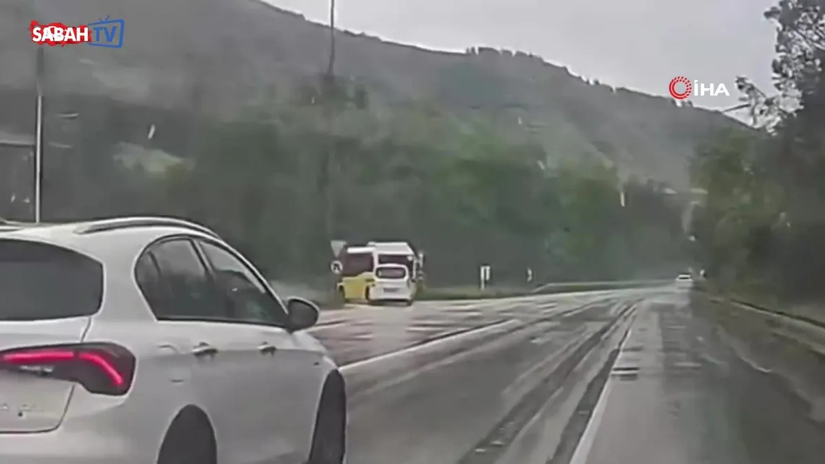 Kaygan yolda savrulan otobüsün devrilmekten kurtulduğu anlar kamerada | Video videosunu izle Kaygan yolda savrulan otobüsün devrilmekten kurtulduğu anlar kamerada | Video videosunu izle