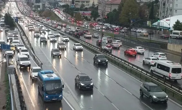 istanbulda-trafik-adim-adim-yogunluk-yuzde-85e-ulasti-1790695048480.jpeg