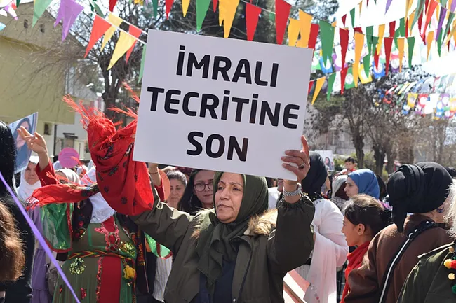 chpnin-ortagi-dem-partiden-teror-propagandasi-istanbulda-skandal-yuruyus-1709928269744.jpeg CHP'nin ortağı DEM Parti'den terör propagandası! İstanbul'da skandal yürüyüş