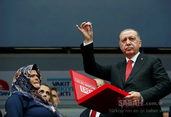 Cumhurbaşkanı Erdoğan şehit Eren Bülbül'ün annesine hediye edilen evin anahtarını verdi