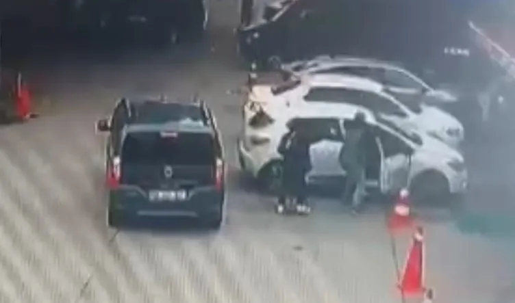 Büyükçekmece’de kan donduran olay! Kızına çarpan sürücüyü önce tokatla öldürdü sonra kalp masajı yaptı! İşte o anlar