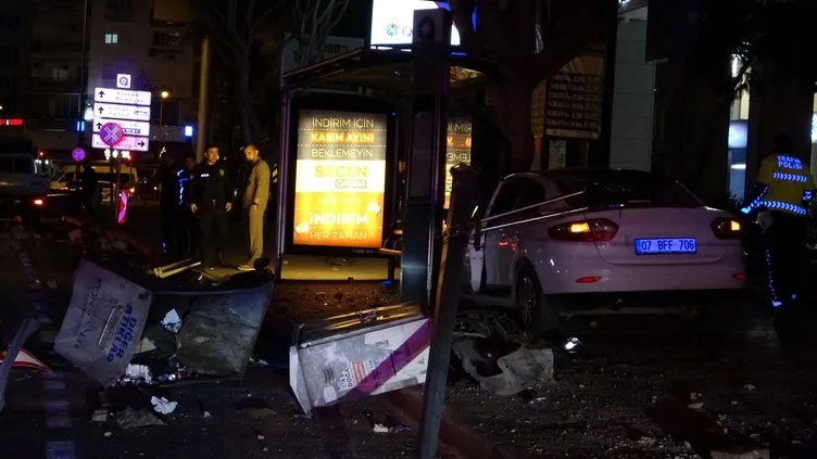 O ilimizde facianın eşiğinden dönüldü: Kontrolden çıkan araç otobüs durağına daldı!