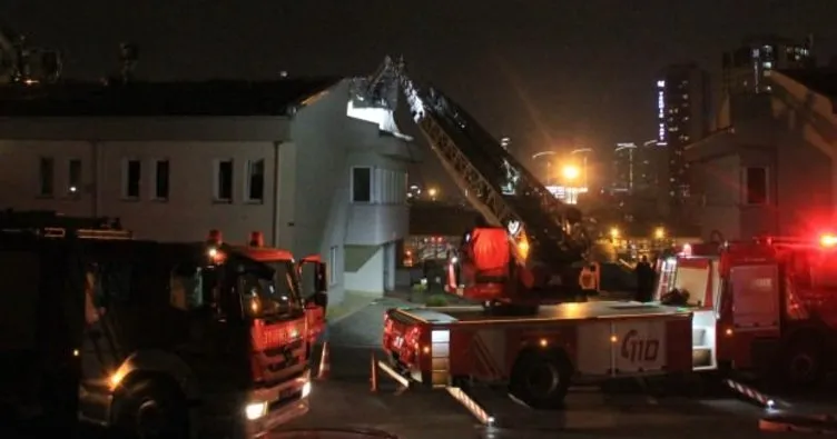 Sultanbeyli’de 4 katlı binanın çatısı alev alev yandı