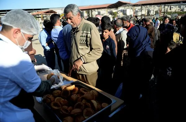 Mehmetçik Afrin'de yerel halkla ekmeğini paylaşıyor