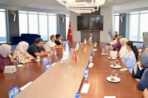 lgsde-dereceye-giren-ogrencileri-baskan-vekili-aksoy-makaminda-agirlayip-hediye-verdi-1757073401106.jpg