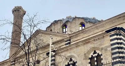Tarihi cami depremde hasar gördü