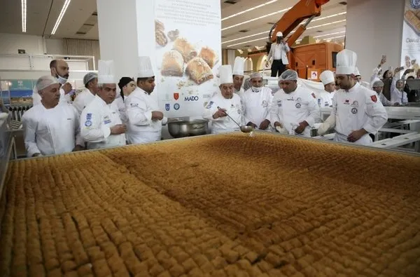 Dünyanın en büyük baklavası başkentte yapıldı
