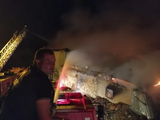 Hocalar’daki yangında iki katlı ahşap ev ve samanlık küle döndü