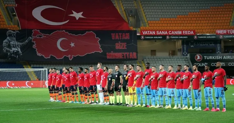 Medipol Başakşehir - Gaziantep FK maçında İdlib şehitleri anıldı