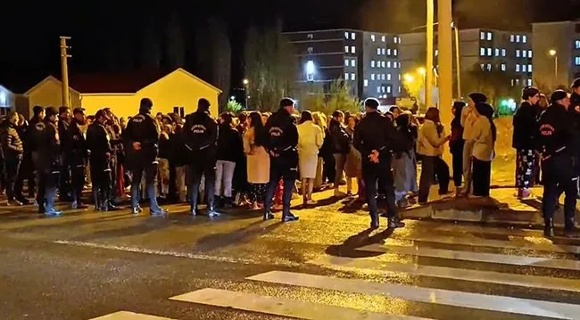 karsiya-gecmek-isterken-taksi-carpti-universiteli-kiz-agir-yaralandi-1744584190588.jpeg